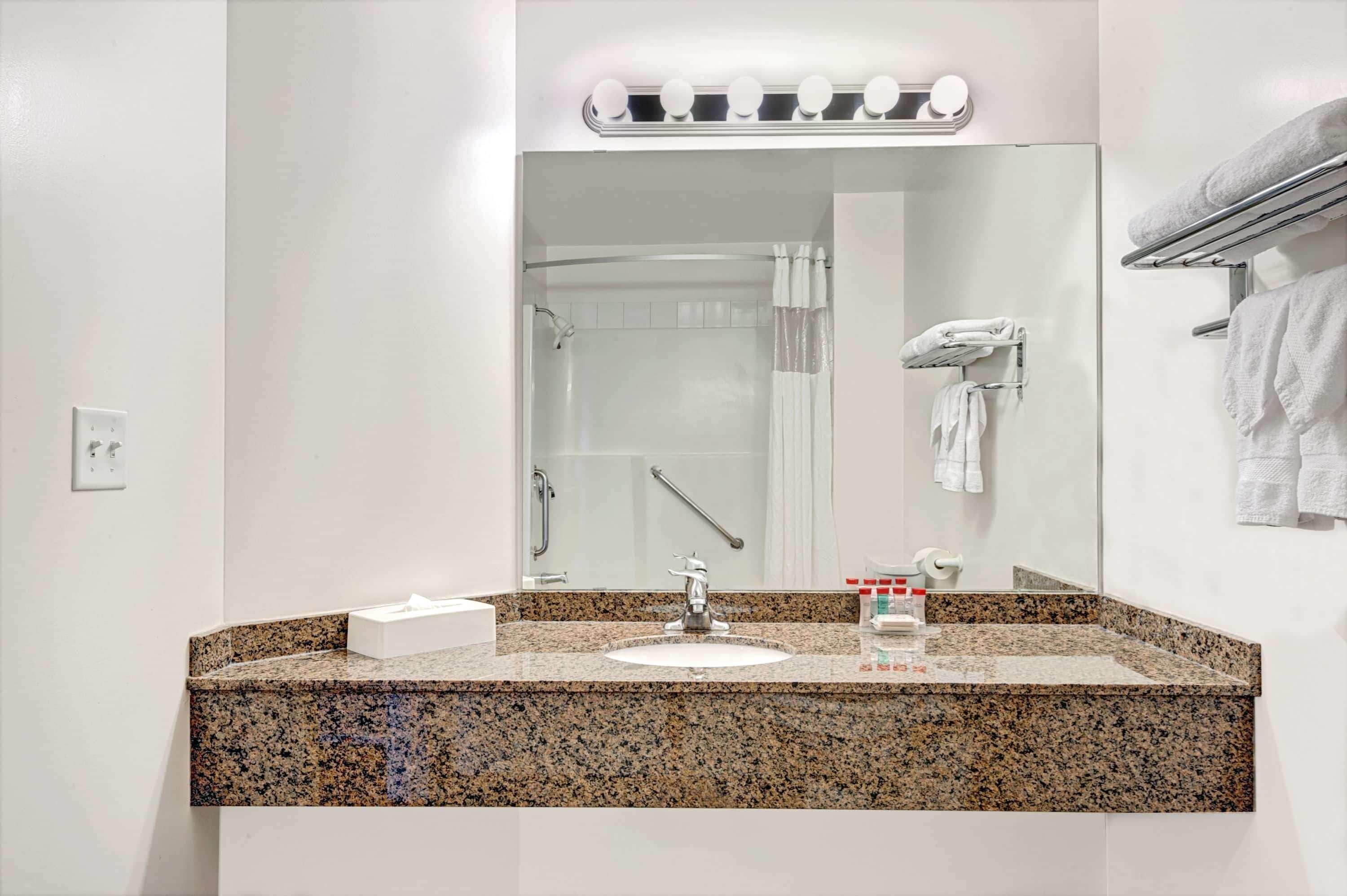 Quality Inn & Suites Edmonton International Airport Leduc Exteriör bild