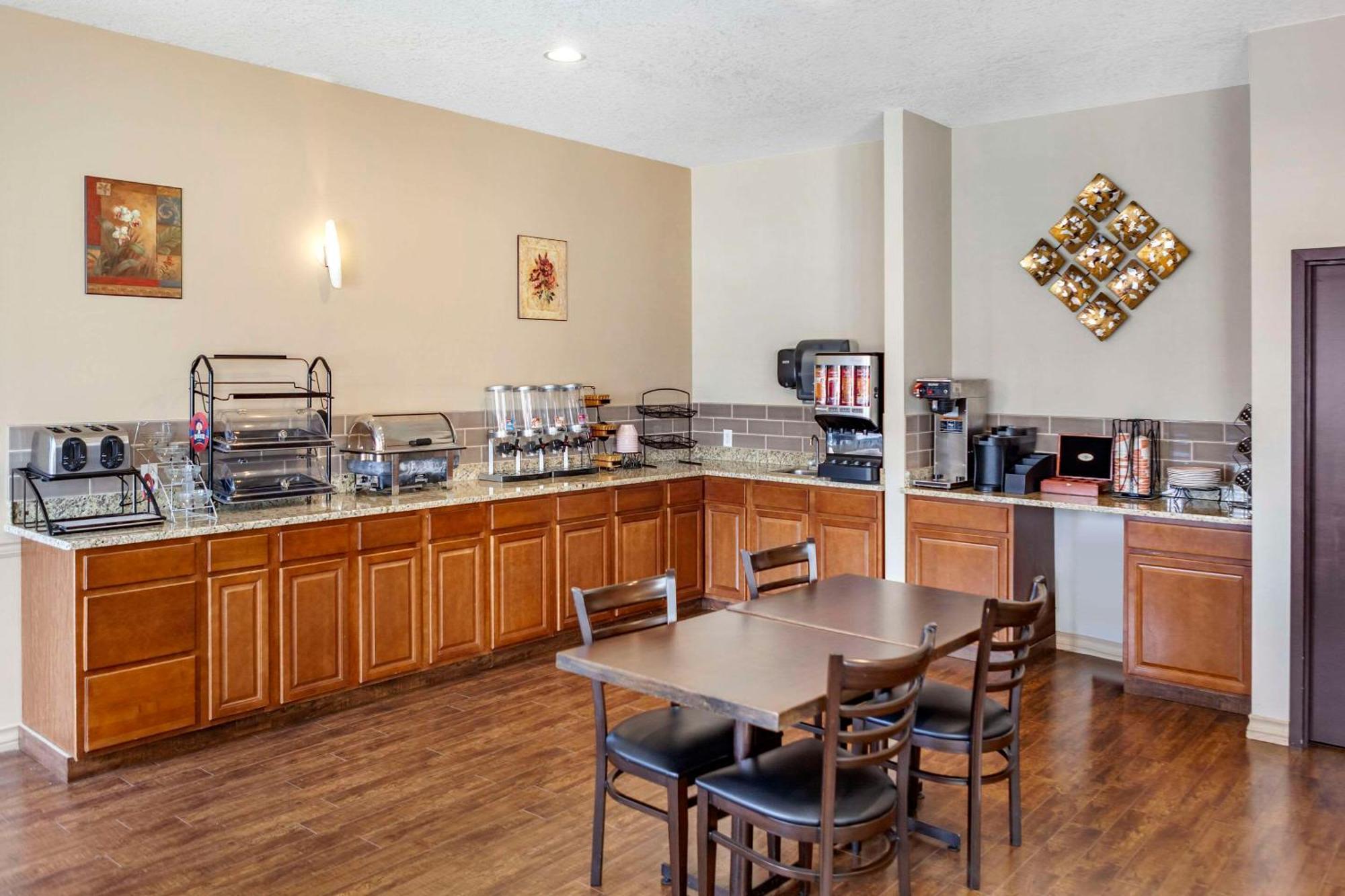 Quality Inn & Suites Edmonton International Airport Leduc Exteriör bild
