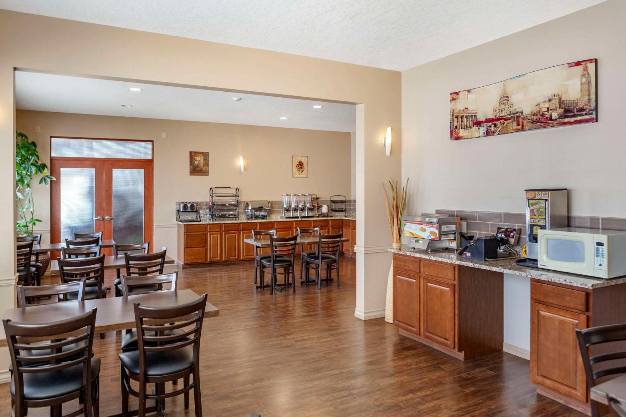 Quality Inn & Suites Edmonton International Airport Leduc Exteriör bild