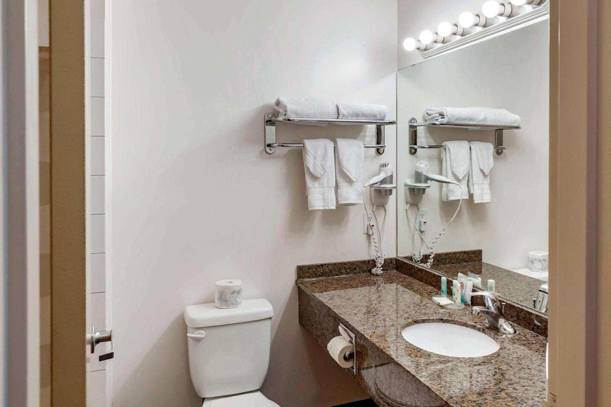 Quality Inn & Suites Edmonton International Airport Leduc Exteriör bild