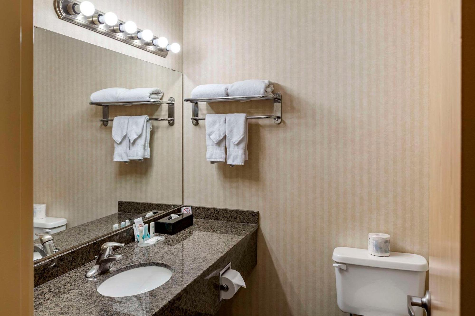 Quality Inn & Suites Edmonton International Airport Leduc Exteriör bild