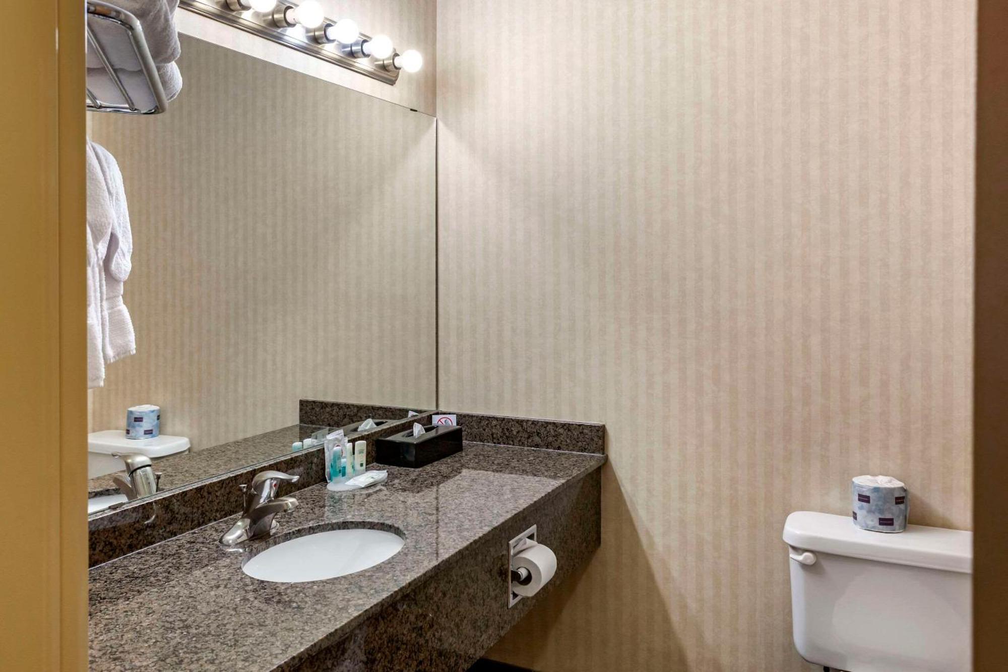 Quality Inn & Suites Edmonton International Airport Leduc Exteriör bild