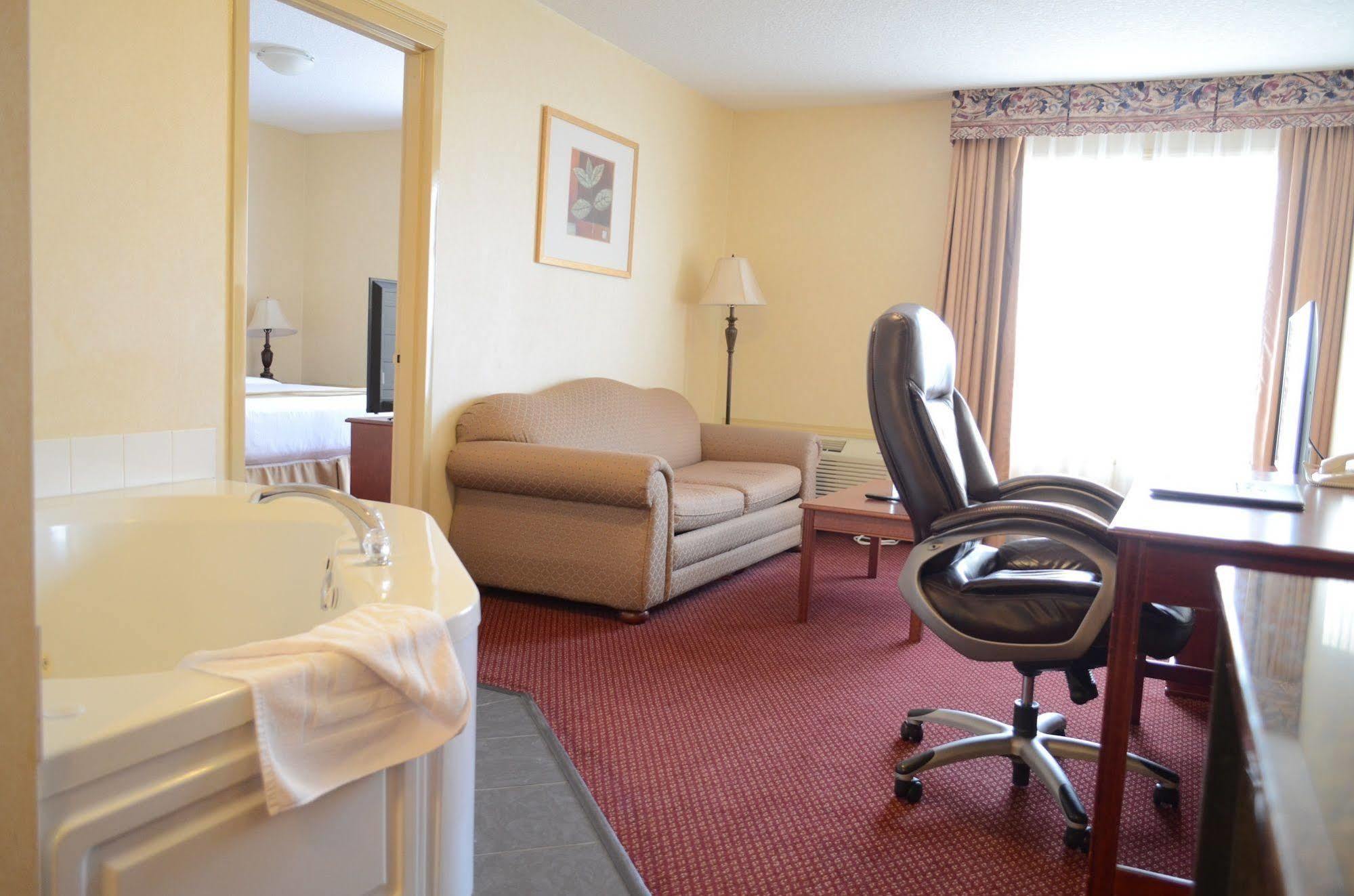 Quality Inn & Suites Edmonton International Airport Leduc Exteriör bild